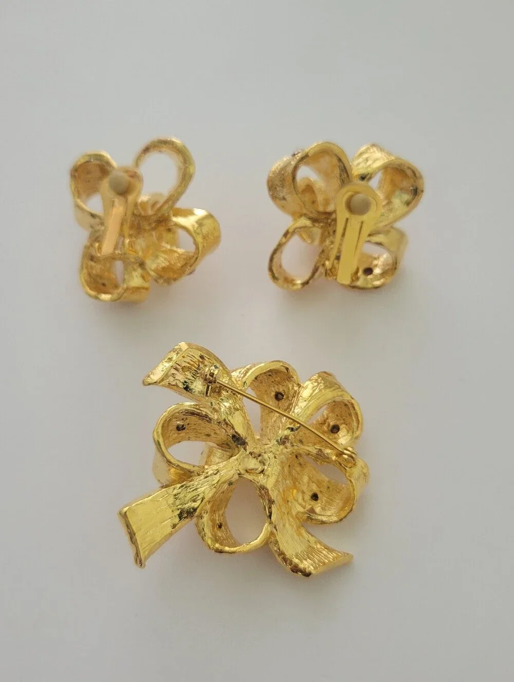 Vtg Pin Brooch & Clip On Earrings Set Golden Classic Ribbon Bow Rhinestones 90s